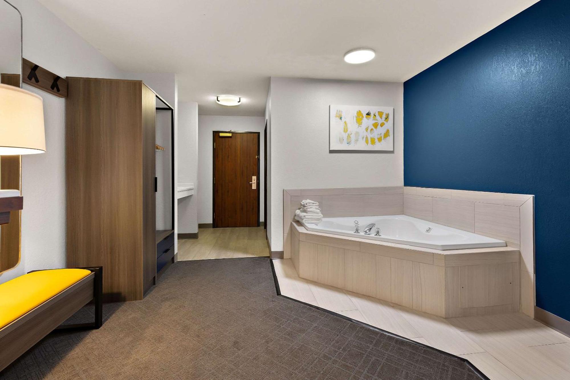 Comfort Inn & Suites Фримонт Екстериор снимка
